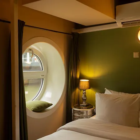 Floats By H2otel